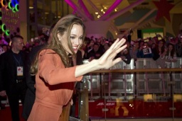 angelina jolie saluda